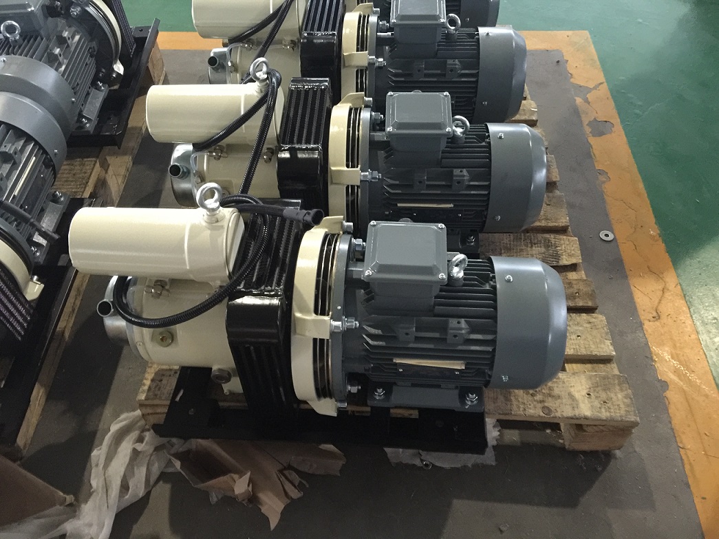 Rotary vane compressor for  road and rail vehicles compressed gas supply, such as trolley buses, sub